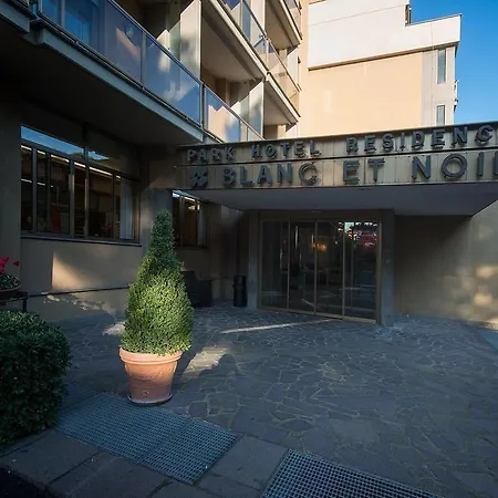 Otel Park Blanc Et Noir