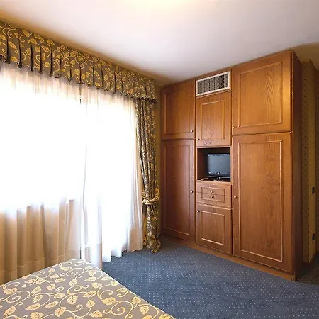 Otel Park Blanc Et Noir