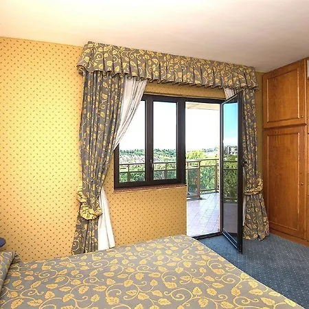 Otel Park Blanc Et Noir